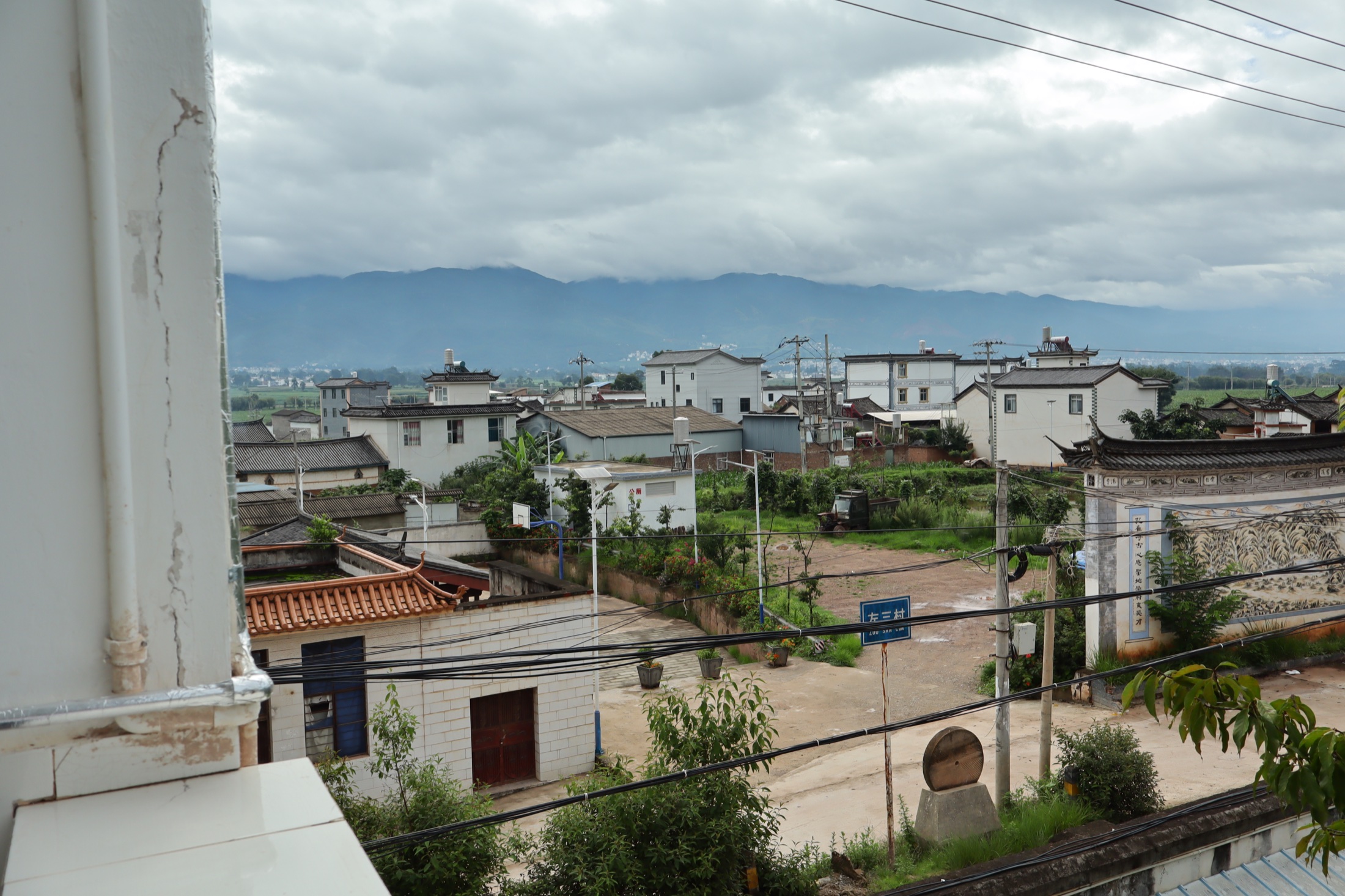 从窗边望见的村庄与远山